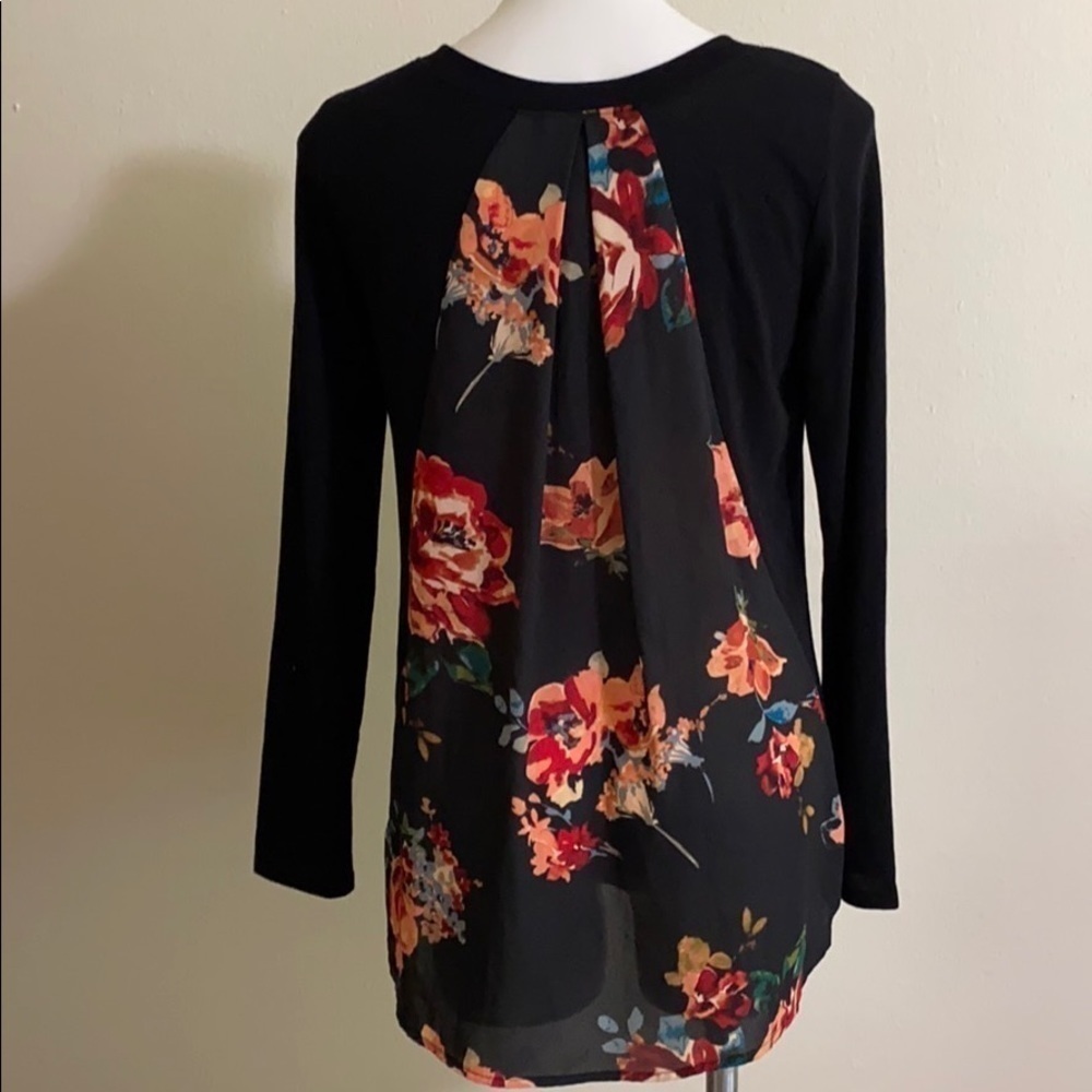 LeLis Black top w/back flowing floral panel M